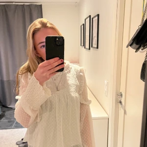 Blus - Jättefin blus från Zara i storlek xs. Enda defekten är det som syns på andra bilden. Hör av dig vid frågor💗