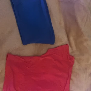 Två Toppar Paketpris Storlek S  - Säljer två toppar som ett paket, båda är i storlek S. Den rosa toppen med öppen rygg är ifrån Shein och tubtoppen är ifrån Nelly. Säljer båda för 60kr, köparen betalar frakten ❤️