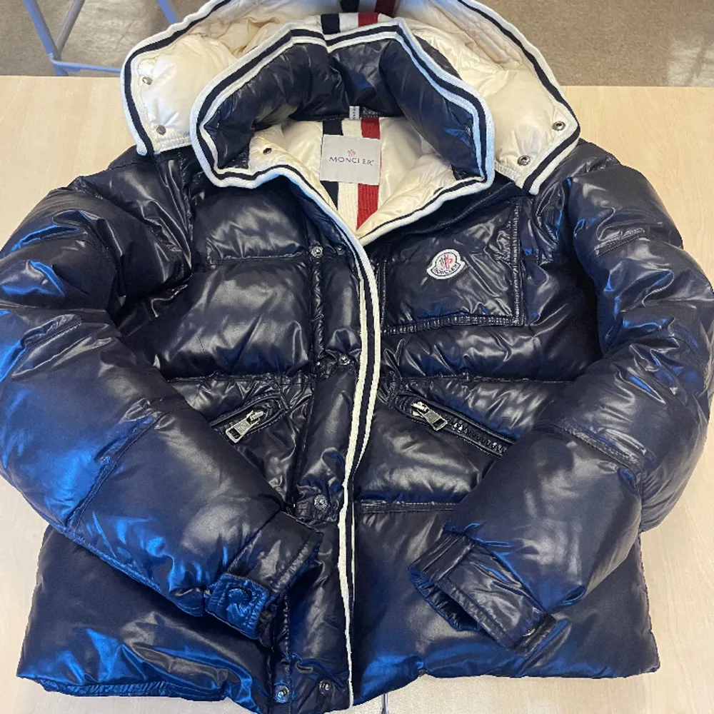 Tjena! Säljer en riktigt fet moncler branson jacka! | Skick 9/10! | Nypris 12000kr | Mitt pris 3299kr pga av att cartoon har lossnat | Storlek 1/Small | Äktenhetsbevis finns om så önskas! Diskuterbart pris! | Hör av er vid minsta fundering! 🙌. Jackor.