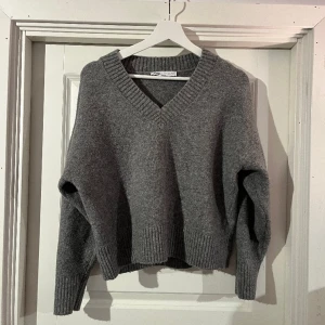 Zara tröja - Superfin tröja i mjukt grått material som tyvärr inte kommer till användning längre. Passar XS-M beroende på passform, skriv för fler bilder💜