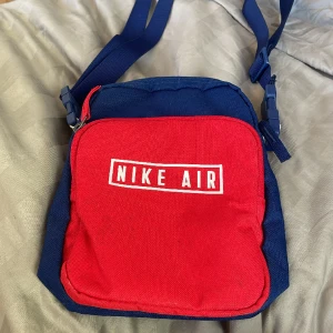Fin Nike air väska  - Bra skick en liten fläck priset kan diskuteras passar alla