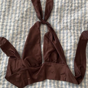 Fest topp - Så sjukt snygg fest topp med brunt glimrande tyg! Mjuk och stretchiga tyg vid mer bilder är det bara att skriva!🫶🏼💕💘