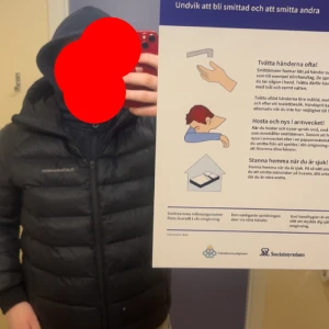 Peak Performance Jacka - Säljer denna sköna peak performance jacka ett hål i jackan annars 10/10. Storlek L Ingår även ett svart armband. Om ni vill ha fler bilder eller har någon fråga, skriv!!