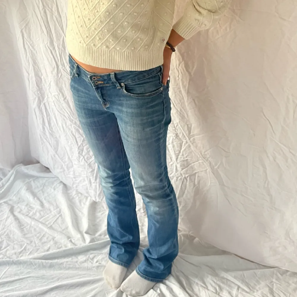 Supersnygga Lågmidjade jeans från Lee 💙 Mindre slitningar insida lår. Midjemått: 40 cm Innerben: 82 cm. Jeans & Byxor.