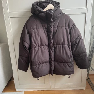 Brun Vinterjacka Monki - Bra skick, inte använd så mycket. Storlek S men oversize. Nypris runt 600