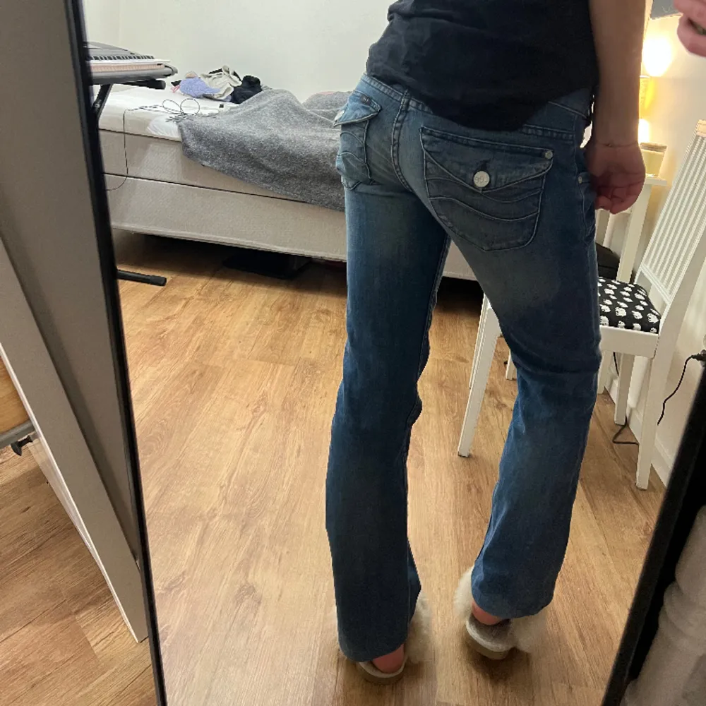 Lågmidjade, utsvängda Lee jeans!! Snygga fickor där bak💕w28 L33. Jeans & Byxor.