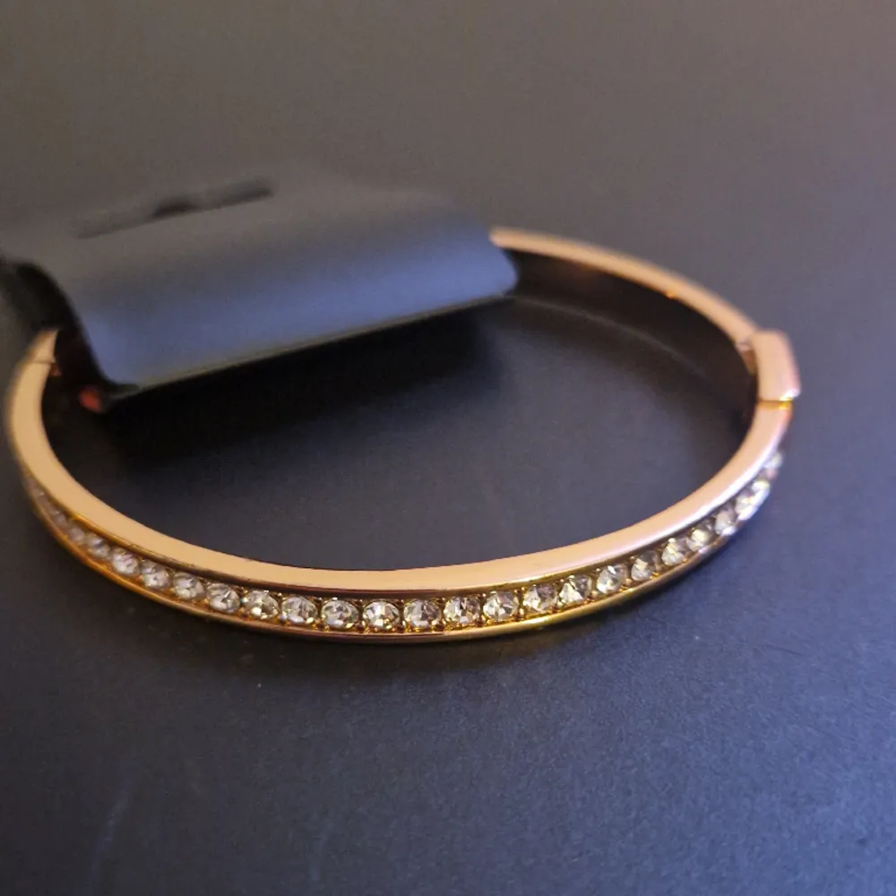 Armband från Pilgrim. Aldrig använt med lappen kvar men har legat i smyckeskrin så något märke på metallen. Omkrets ca 19.2 cm. . Accessoarer.