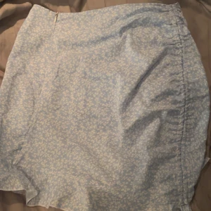 Sommar kjolar - Säljer mina fina sommar tjolar då dom ej passar mig båda är i xs 