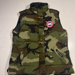 Canada goose väst  - Tjena! Säljer en canada goose väst, den är i topp skick, knappt använd, den är i storlek L i dam, men passar perfekt till storlek S i herr ungefär, funkar hur bra som helst till män också, tags finns, köpt på sea life. Vid funderingar hör av er :)