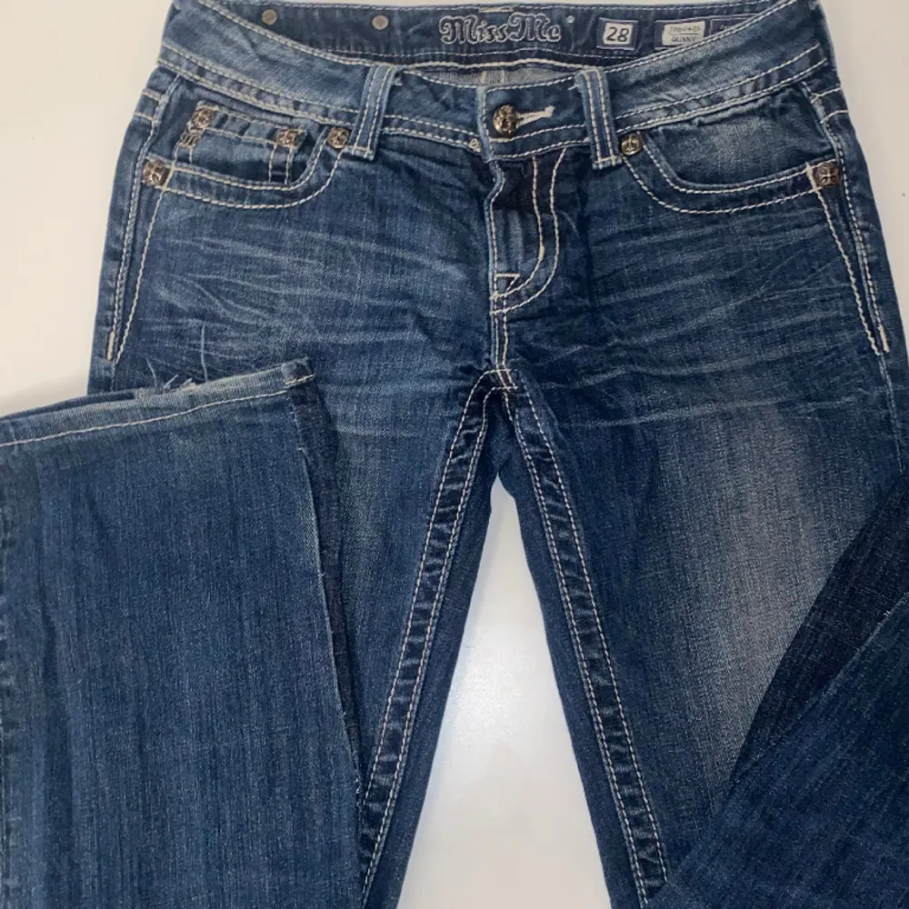 Jeans från Miss Me❣️ Omsydda från skinny jeans till bootcut. Midjemått tvärs över: 36 cm Innerbenslängd: 70cm Skriv för mer frågor, pris kan även diskuteras💗. Jeans & Byxor.