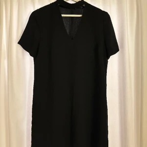 Klänning  - Svart klänning från Zara i storlek S. Jättefint skick 🩷 