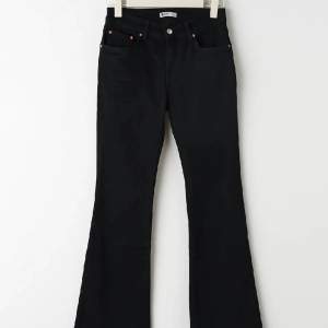 Säljer ett par svarta lågmidjade bootcut jeans från Gina Tricot! Använda 3-4 gånger 🩷