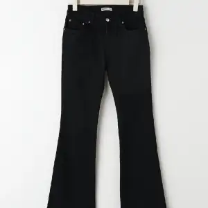 Säljer ett par svarta lågmidjade bootcut jeans från Gina Tricot! Använda 3-4 gånger 🩷