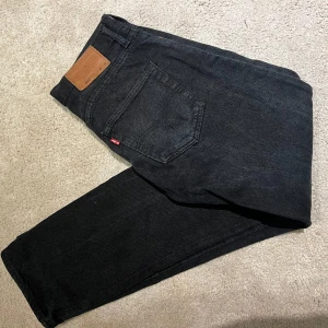 Levis jeans - Hej!! Säljer nu mina snygga levis 501 jeans i bra skick. Storlek 29/32 Skriv gärna om du har några frågor😄