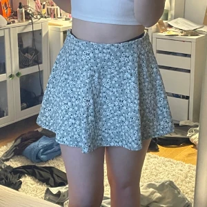 Söt sommar kjol - Jätte söt blommig sommar kjol, är S men passar mer medium, oanvänd. Köpare står för frakt 