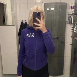 Huvtröja GAP - Mycket fint skick o superhärligt material! 