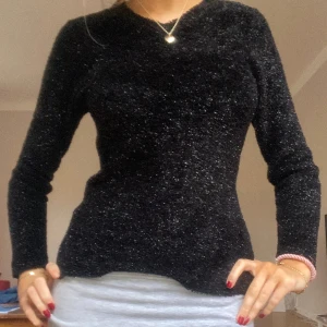 Glittertröja🙌✨ - Så himla snygg svart stickad tröja i massa glitter😍😍toppskick och perfekt till typ middag🙌🙌