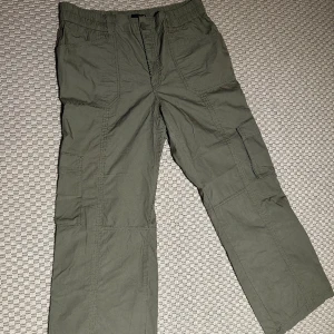 Cargobyxor Gina Tricot - Små i storlek så motsvarar L. Bara använt en gång. Bra skick. 