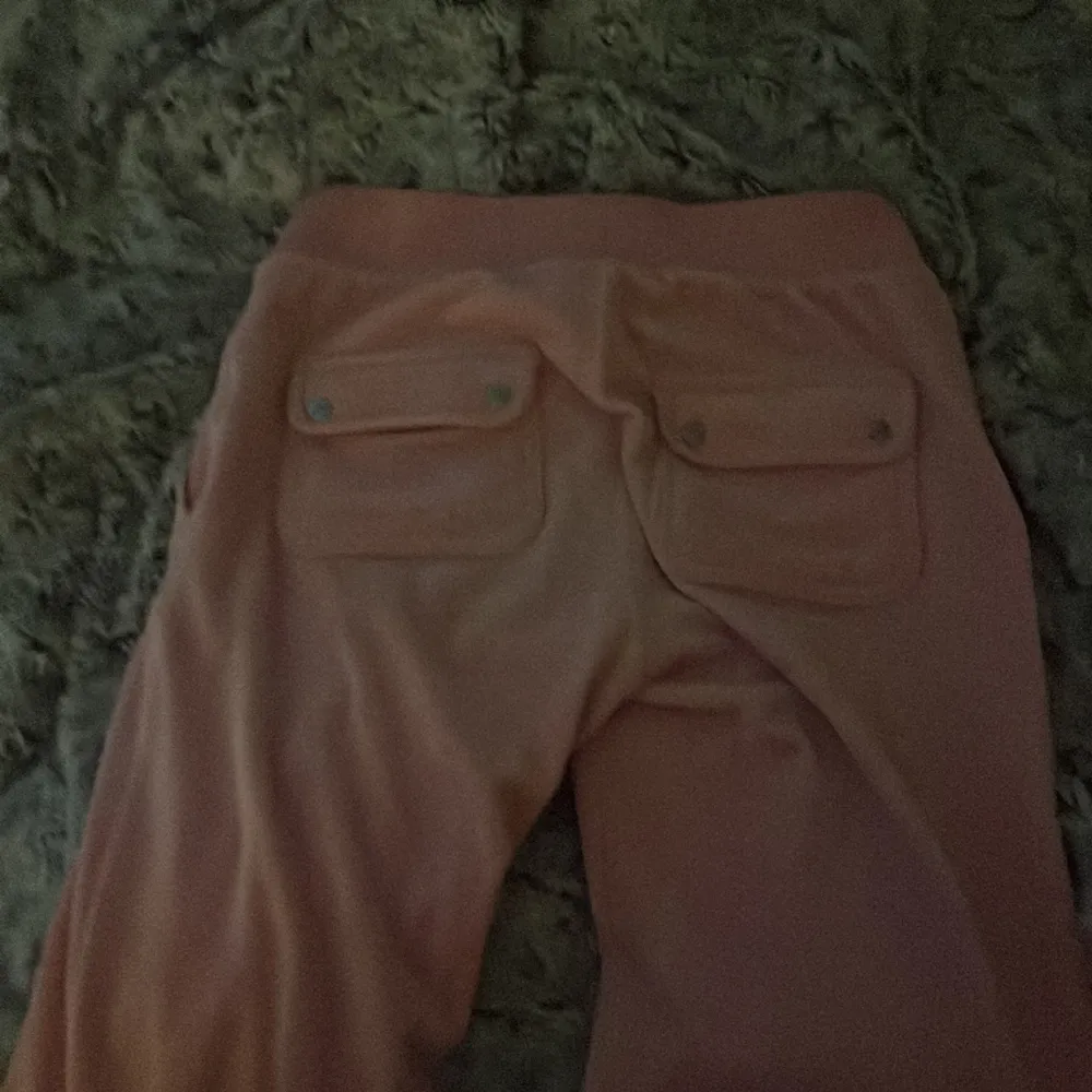 rosa jucy byxor. använt typ 3 gånger. jätte fint skick inga hål osv. . Jeans & Byxor.