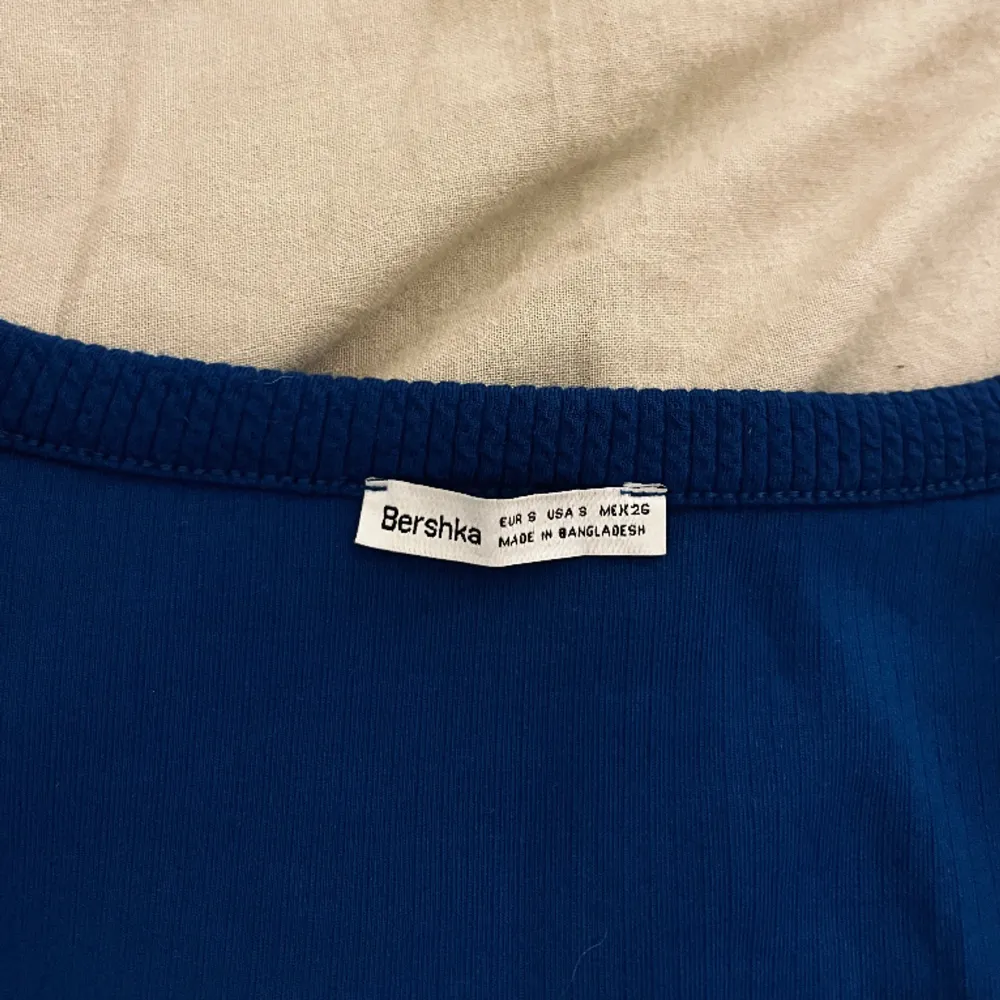 Säljer denna blåa tröja från Bershka då den aldrig kommer till användning💙. Tröjor & Koftor.