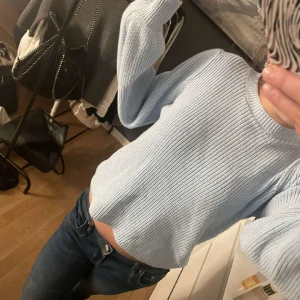 Blå söt stickad tröja  - Jätte söt stickad tröja i baby blå och med fina detaljer på axlarna💕säljer pga att den inte kommer till användning, skriv för fler bilder och detaljer. Priset går att diskutera och frakt tillkommer☺️