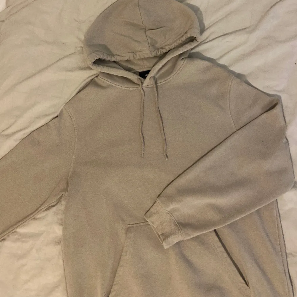 Beige hoodie i storlek L.  Ny från h&m. . Hoodies.