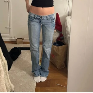 Lågmidjade jeans - Skitsnygga lågmidjade jeans😌Midjemått rakt över 39cm och innerbenslängden 83cm. 10/10 i skick! Förra ägarens bilder då de tyvärr var för små på mig, hon är 170 cm som referens. Passar någon som är en 34-36!!