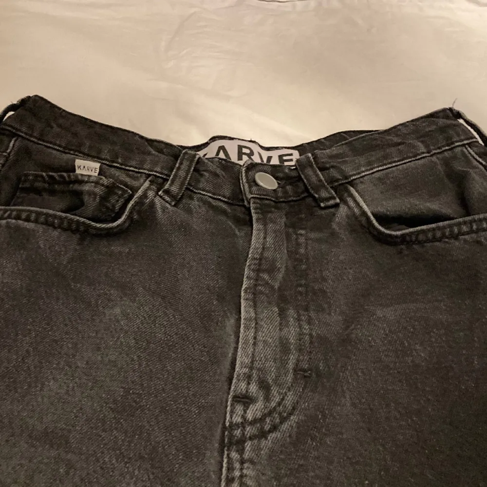 Säljer ett par loosefit jeans. Jeansen är i nyskick. Inga hål eller fläckar. Nypris: 899kr. Ställ gärna frågor.. Jeans & Byxor.
