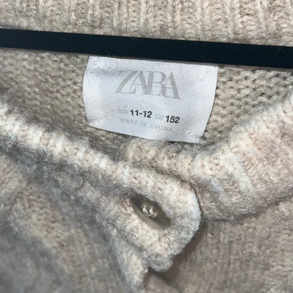 En jätte fin stickad zara tröja i gott begagnat skick. Säljer den för att den är för liten. 🪩🤍. Storlek 11-12 år, 152 cm. . Stickat.