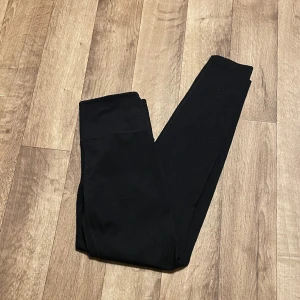 Leggings  - Fint skick, köpt från monki🤗kontakta om ni har några frågor <3