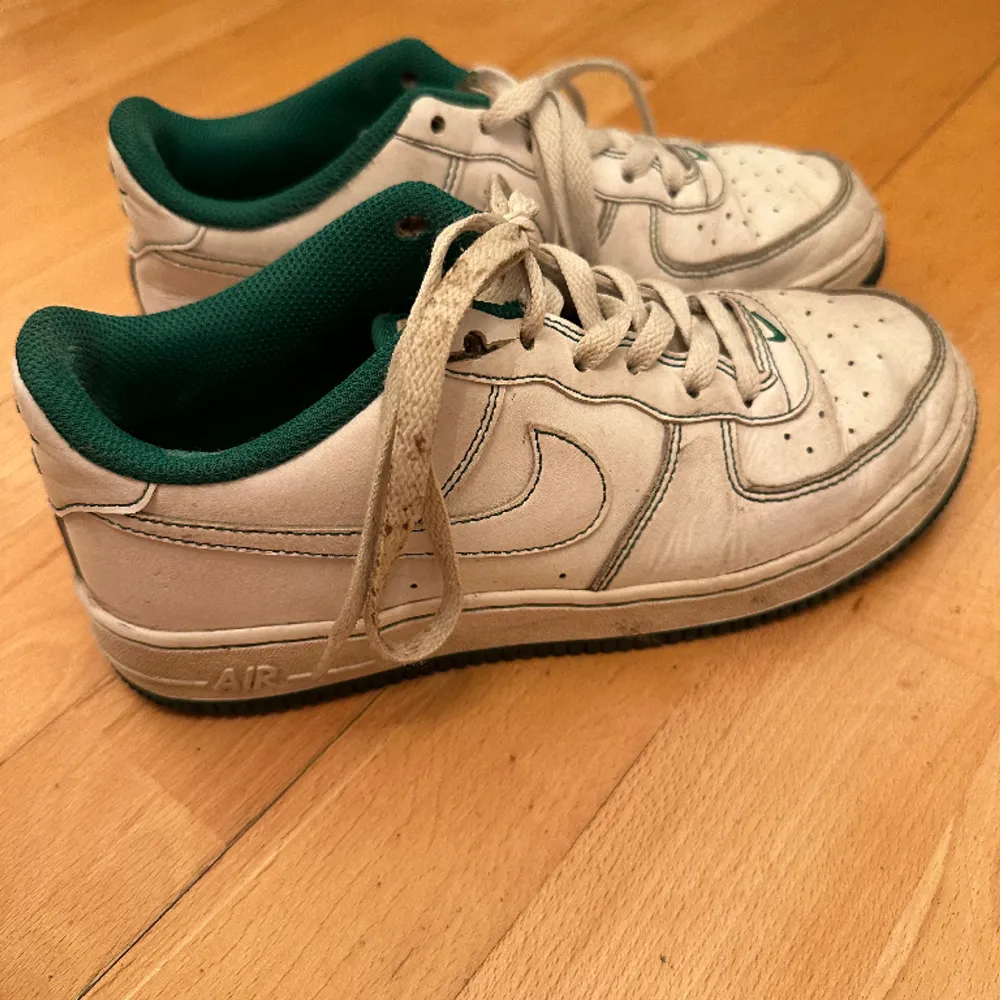 Skor från Nike, gröna sömmar och sula. Skorna går att tvätta renare. Skor.