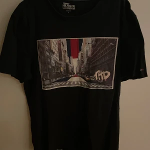 Tommy hilfiger t-shirt - Supersnygg t-shirt ifrån Tommy hilfiger🩷 storleken är M och materialet är tjockare. För fler frågor så är det bara att skriva🩷 Obs! Köparen står alltid för frakten🩷