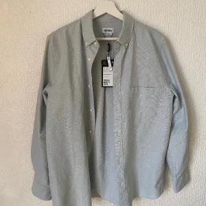 Weekday Skortja  - Jätte fin skjorta från Weekday. Aldrig använd Stolek S 