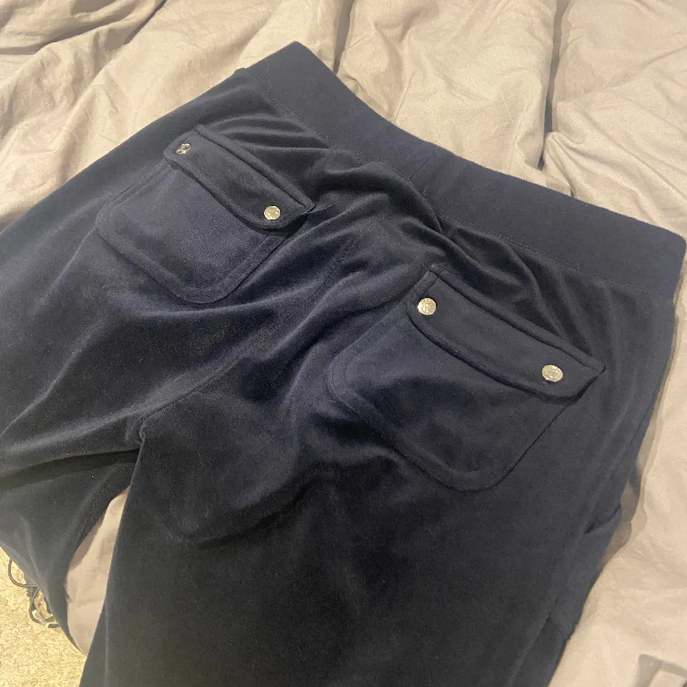 Mörkblå juicy byxor med fickor bak, köpta på jackie, bra skick🌷Passar mig som är ungefär 172🌷. Jeans & Byxor.