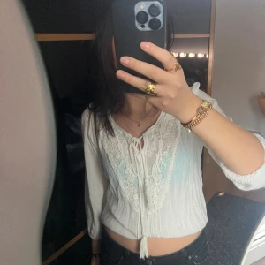 Blus - Söt blus från märket happyholly. Använd sparsamt och har inga desfekter. Är i storlek 32/34 och passar mig som är S. Är öppen till att diskutera priset😇😇😇