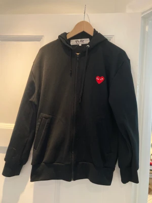 CDG zip up  - CDG zip up i storlek L