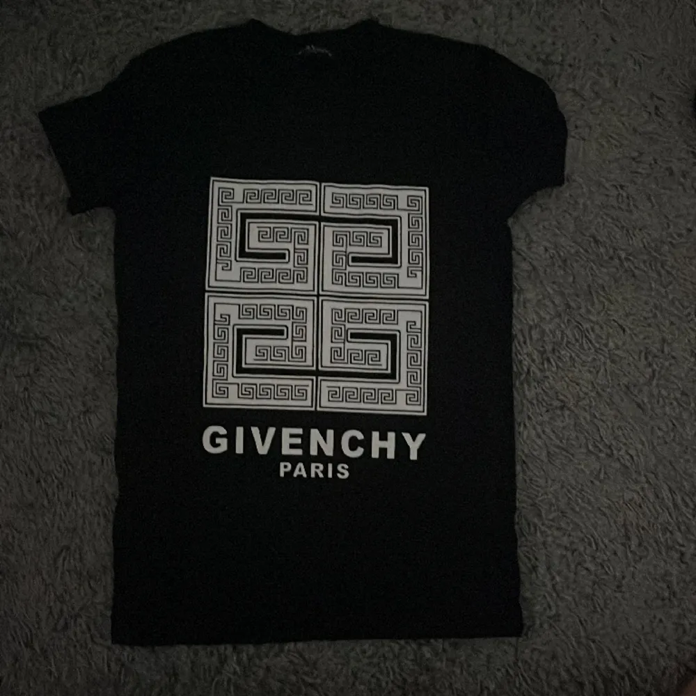 Då var det dags att sälja min givenchy t shirt. Ingen använding alls Skick 10/10 1:1. T-shirts.