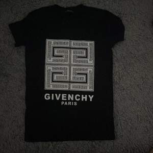 Då var det dags att sälja min givenchy t shirt. Ingen använding alls Skick 10/10 1:1