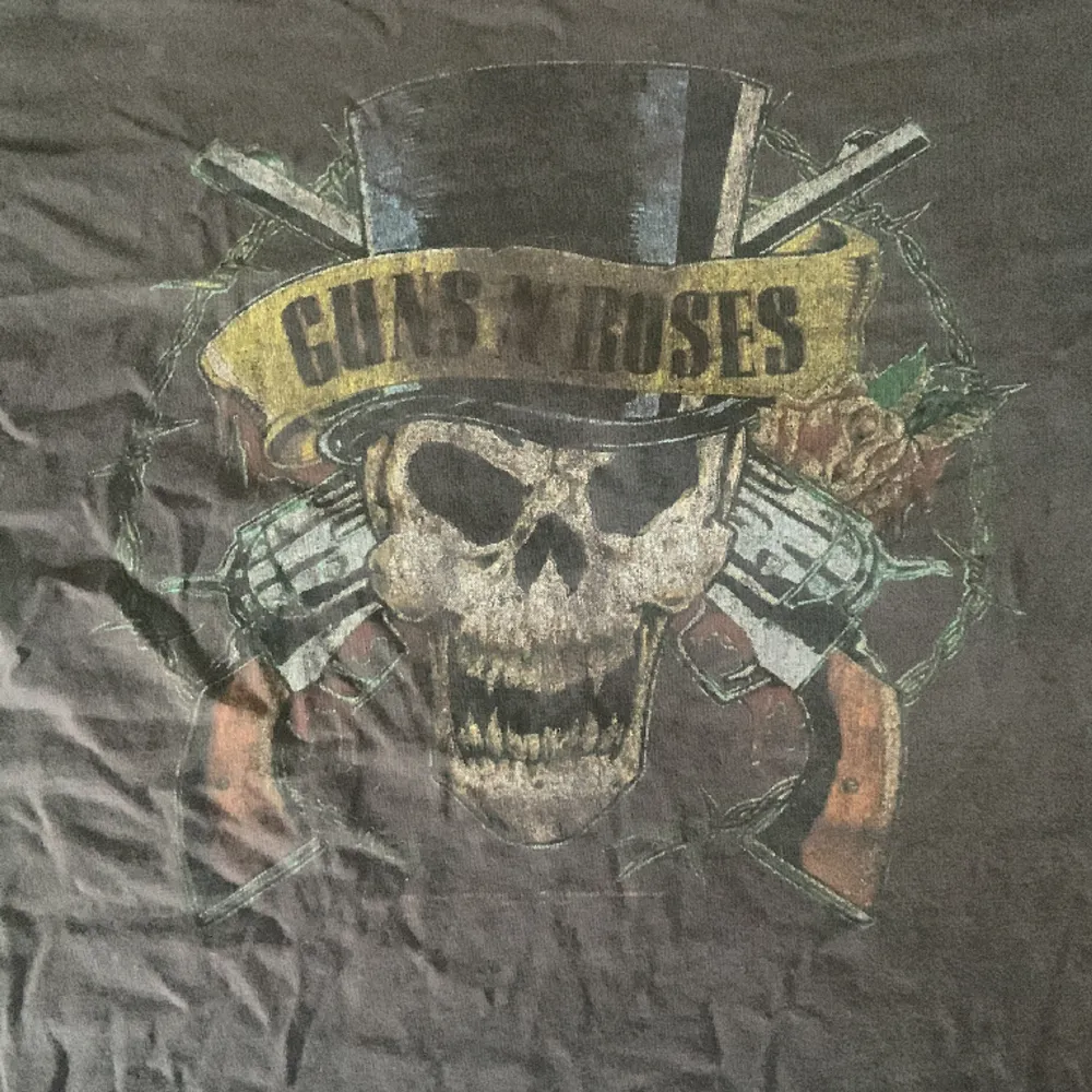 Fin Guns and roses tröja!! Väl använd!!💗. T-shirts.