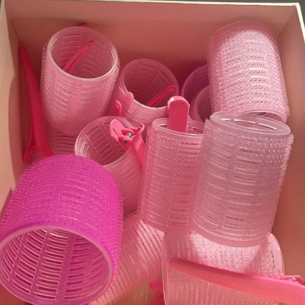 Rosa hair rollers. Övrigt.