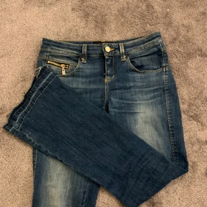 Lågmidjade bootcut jeans - Jätte snygga jeans från kaos me detaljer. Säljer då dom inte kommer till användning längre. Hittar ingen storlek i jeansen men passar s/xs. Skriv för mått och bilder. Mycket bra skick, pris kan diskuteras💗