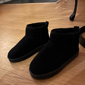 Uggs - Säljer dessa låga fina uggs (ej äkta) då de var för små och det nu dessvärre inte går att skicka tillbaka de💘nypris : 750 kr