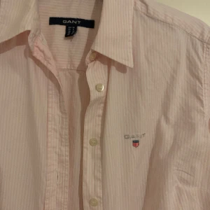 Gant skjorta rosa/vit - Säljer min fina GANT-skjorta i strl 38, passar även 36. Rosa/vit.