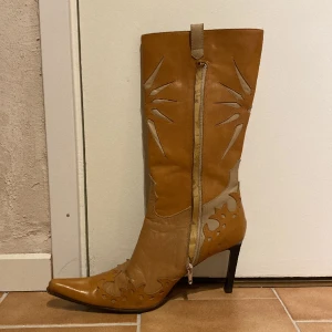 Asballa stövlar med smal klack. - Ett par jättefina stövlar som tyvärr är lite små på mig.