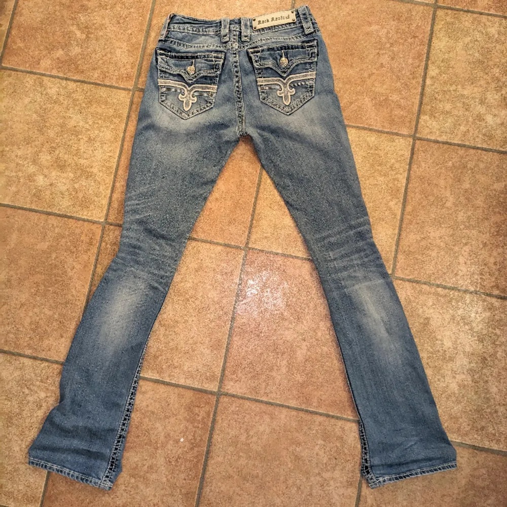 Världens snyggaste jeans säljer då de inte passade mig! storleken är 28 alltså ungefär S och måtten är: midja 36 cm platt och ca 80 cm i innerbenslängden! Skriv för mer info. Jeans & Byxor.