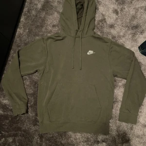 Grön nike hoodie - Fint skick, storlek xs och är väldigt skön