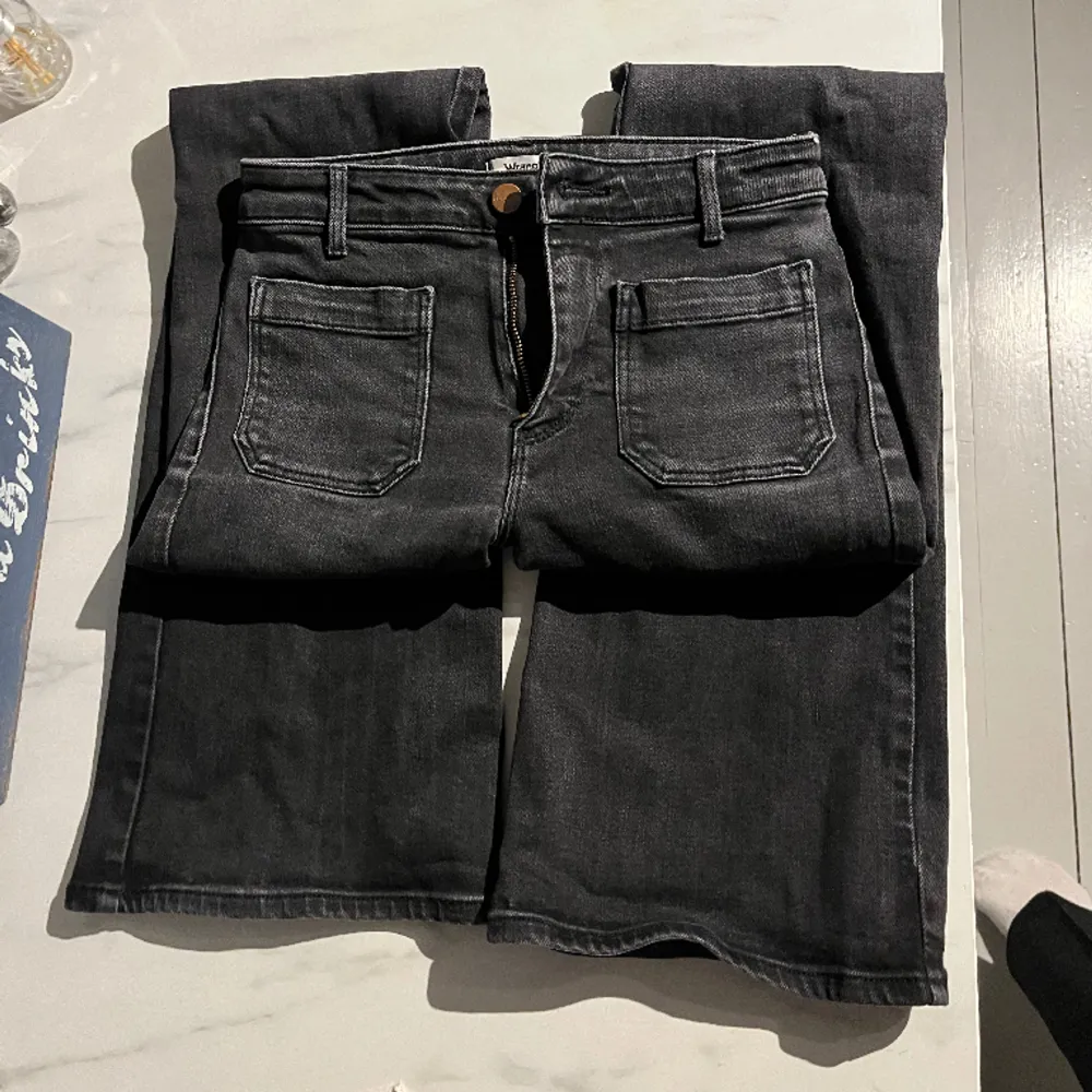Ett par Wrangler jeans som jag älskar, säljer dem då de tyvärr har blivit för små. Det är medelhög midja och Flare🤍 Midjemåttet är 24 och innerbenslängden 38. Nyinköpta för 900 kr, och säljer dem för 400 kr. Kontakta om flera bilder önskas🤍. Jeans & Byxor.