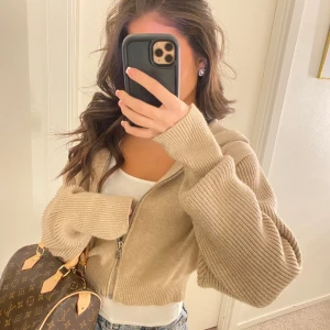 Beige stickad zip kofta  - Jätte skön kofta från zara 