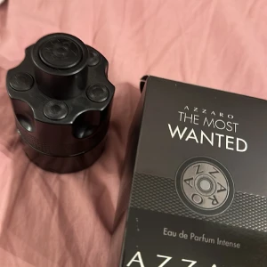 Azzaro the most wanted  - Denna perfymen luktar varm vanilj caramel söt och bra för kallt väder och hela flaskan är fullt med perfym 
