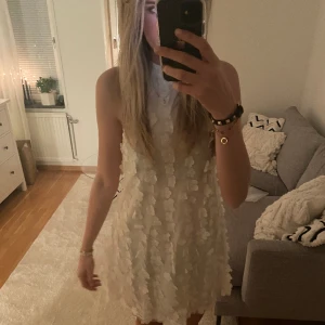 Studentklänning - Säljer denna supersöta studentklänning som aldrig är använd eftersom det inte gick att skicka tillbaka 🩷 pris går att diskuteras!!